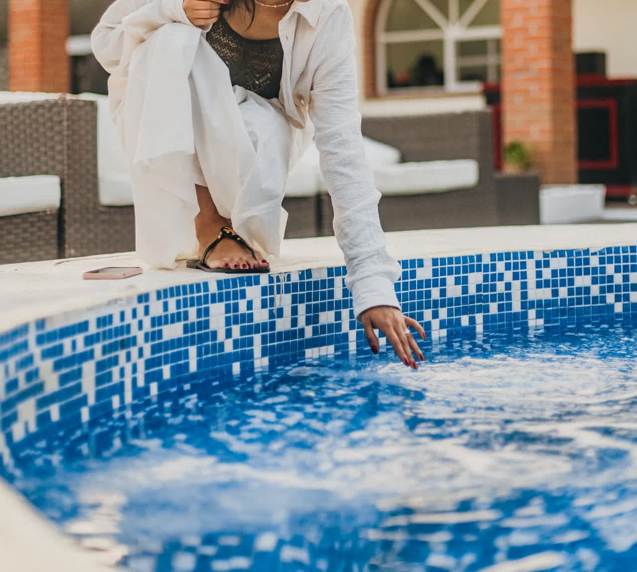 Jacuzzi con hidromasaje al aire libre con vista a las montañas